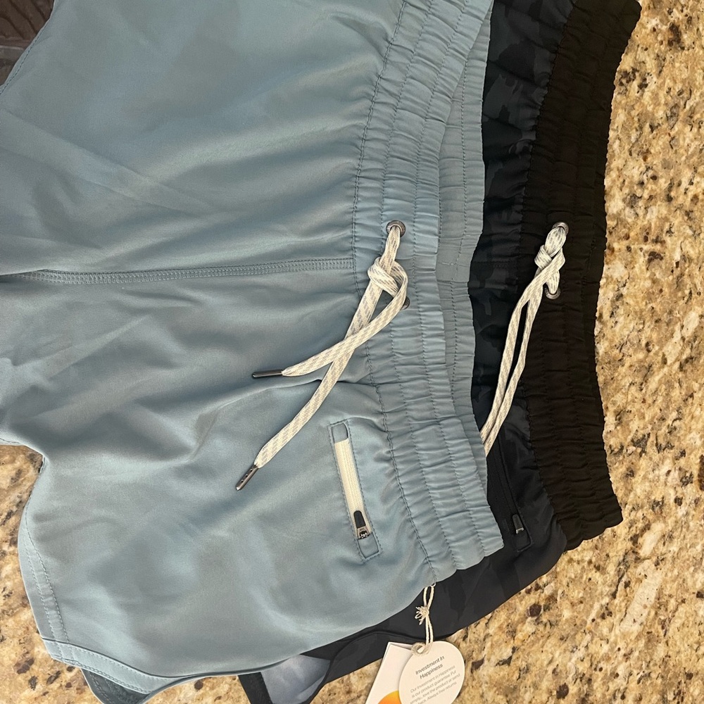 Vuori Womens clementine shorts size large
